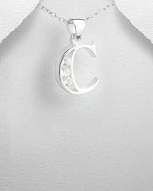 pingente de prata e zircônias letra C