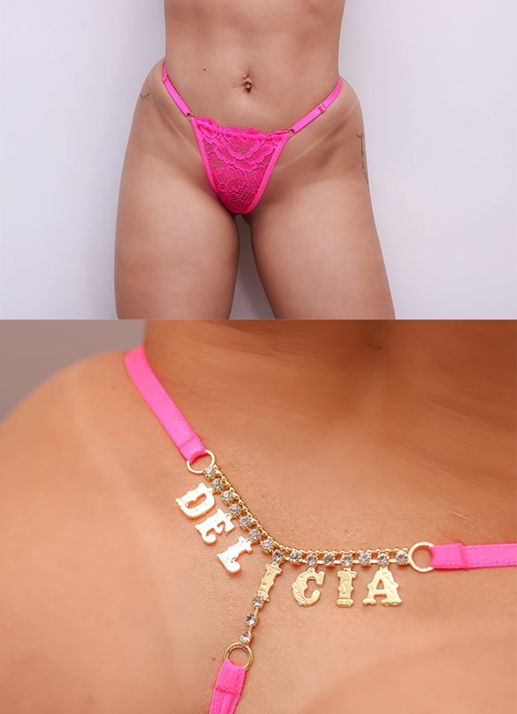 CALCINHA EM RENDA FIO COM STRASS ESCRITA ROSA NEON