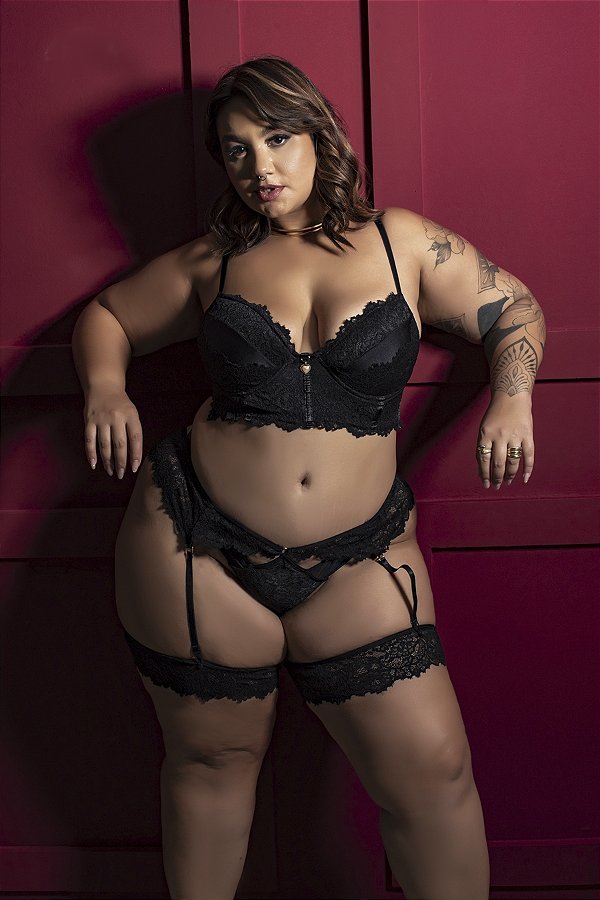 CONJUNTO LUXO CROPPED TRABALHADO EM RENDA FIO COM PERNEIRA E LIGA PRETO PLUS SIZE