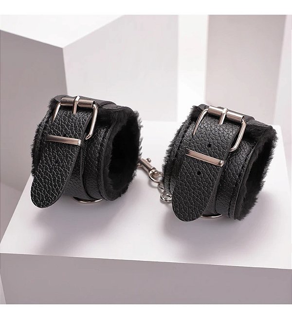 ALGEMA EM COURO LUXO COM PELUCIA E CORRENTE PRETO SI