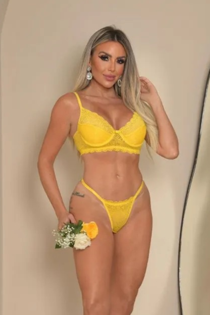 CONJUNTO RENDADO SEM BOJO COM PINGENTE E CALCINHA FIO DUPLO AMARELO