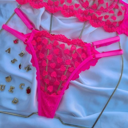 CALCINHA PERSONALIZAVÉL EM RENDA E TULE COM BORDADO DE CORAÇÃO COM REGULAGEM DUPLA