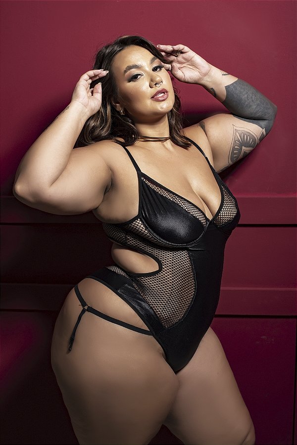 BODY LUXO SEM BOJO COM ABERTURA E DETALHE EM PEROLAS PRETO PLUS SIZE