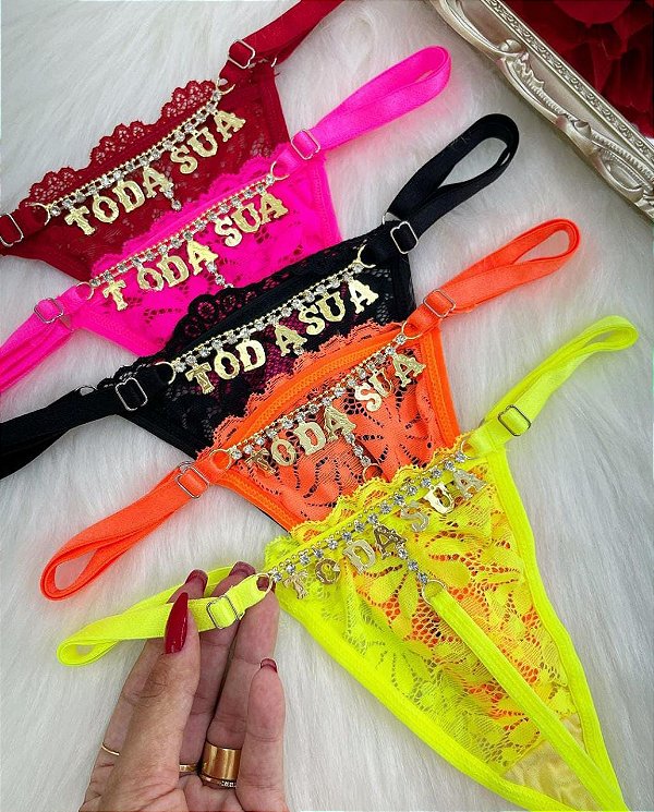 CALCINHA EM RENDA COM STRASS E ESCRITA "TODA SUA"