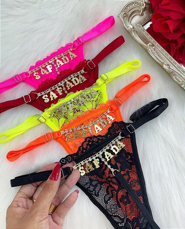 CALCINHA EM RENDA COM STRASS E ESCRITA "SAFADA"