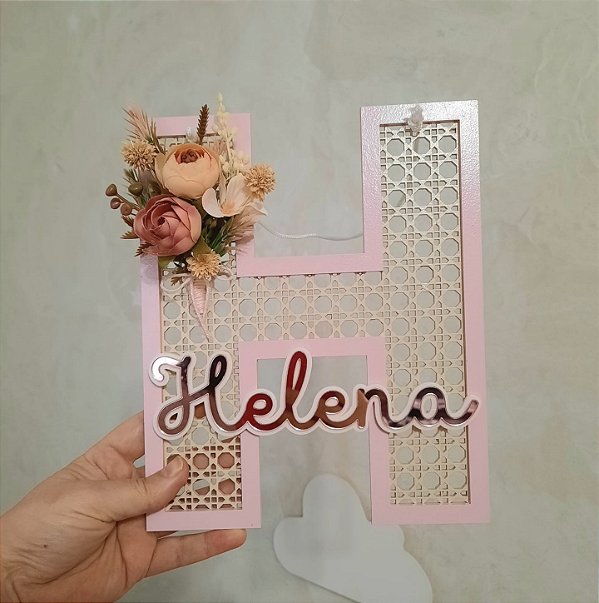 Nome com letra decorativa para porta maternidade estilo palha indiana
