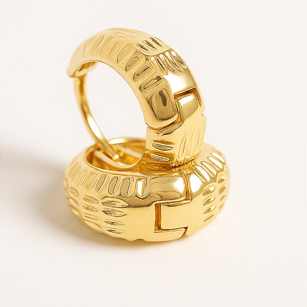 Brinco Argola Textura Riscadinha Banhado A Ouro