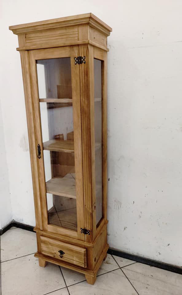 CRISTALEIRA 1 PORTA, RÚSTICA, LATERAL VIDRO E PRATELEIRAS DE MADEIRA - REF. 1015