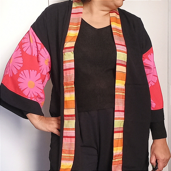 Kimono preto manga alongada rosa e listras