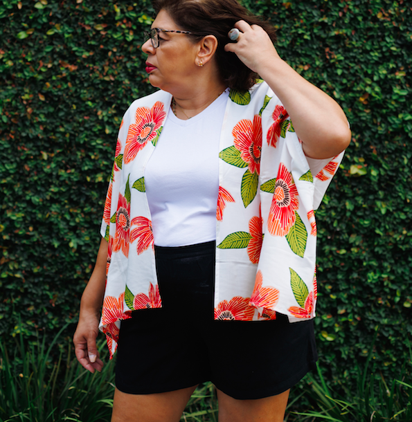 Kimono Londres off e flores laranja
