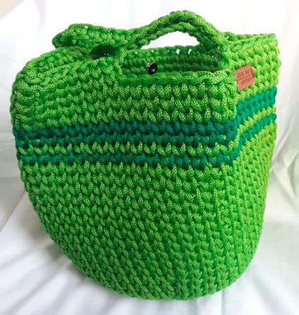 Bolsa verde com listras