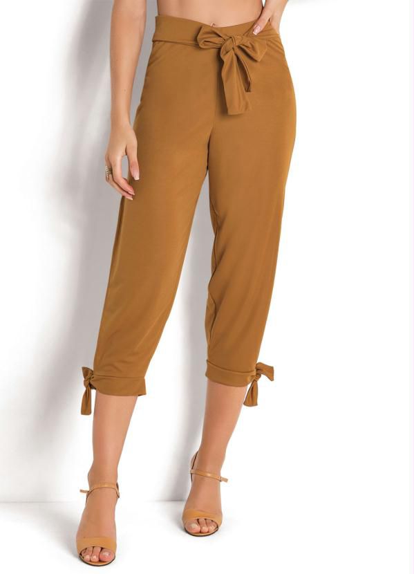Calça Capri Caramelo Com Amarração e Recorte Vazado nas Laterais