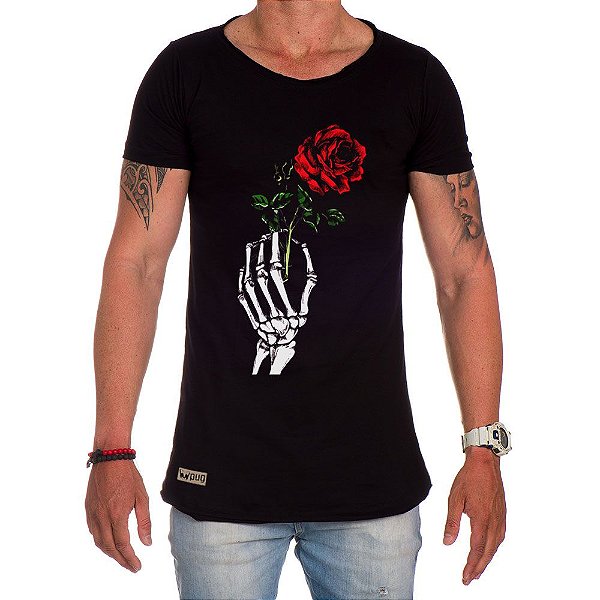 camisa preta com rosas vermelhas