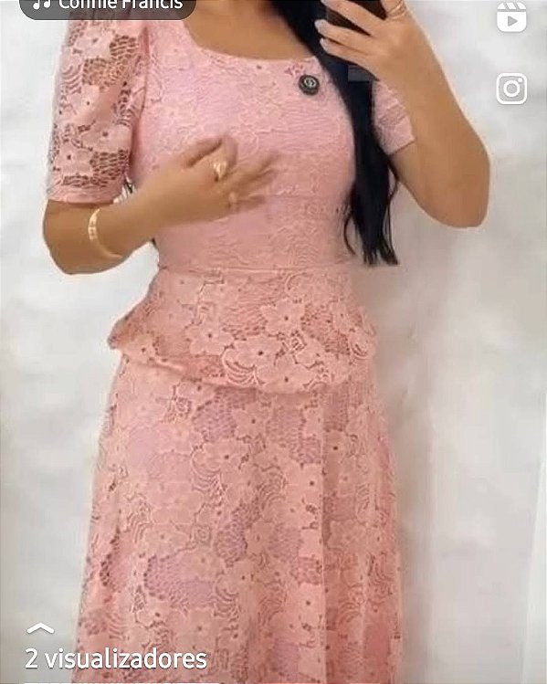 Vestido em renda forrado midi .