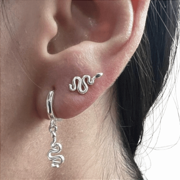 Brinco Cobra Pequeno Fixo Liso de Prata 925-