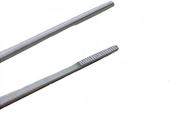 Pinça Cushing com serrilha reta 18cm