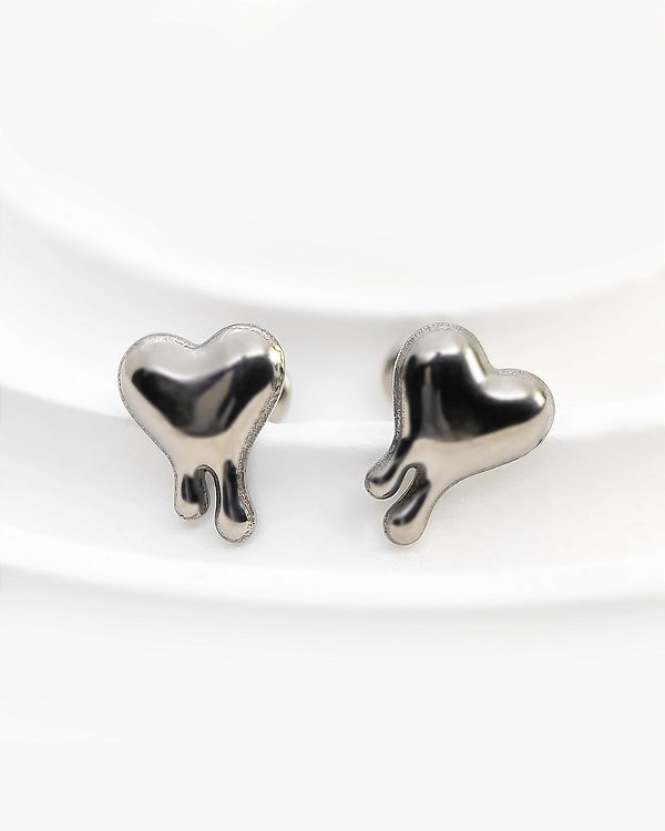 Piercing Labret com Coração Derretido - Titânio