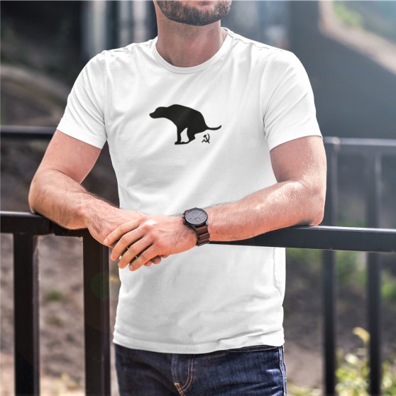 Camiseta Cachorro Defecando no Comunismo