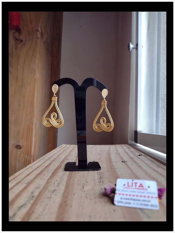 Brinco de Capim Dourado em Formato de Flor de Lótus