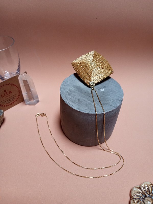 Colar Banhado a Ouro com Pingente de Capim Dourado Quadrado