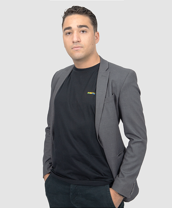 Camiseta Masculina Preta com Alto Relevo Pequeno no Peito