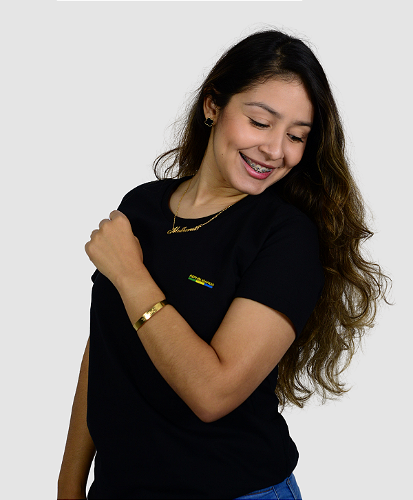 Camiseta Feminina Preta com Alto Relevo Pequeno no Peito