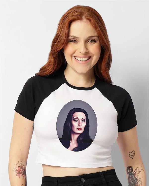 Cropped Raglan - Família Addams - Mortícia