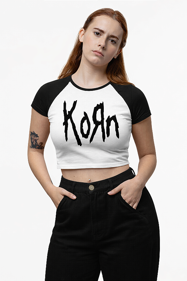 Cropped Raglan Banda Korn – Estilo Nu Metal Preto e Branco