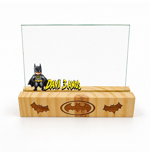 Porta-Retrato Personalizado com Base em Pinus e Vidro Duplo - Tema Batman