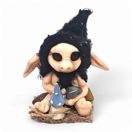Estátua Duende Chápeu Preto Mix Pedras de Proteção 5 cm