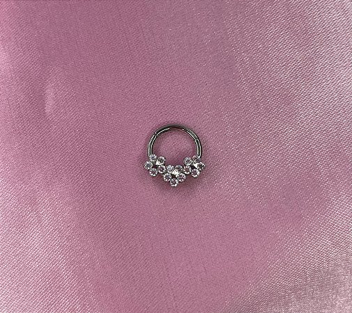 Argola seg daith 3 flores titânio