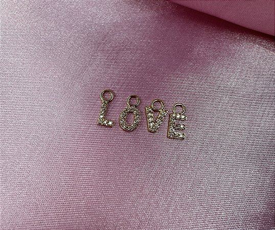 Pingente charm letras cravejada Ouro 18k c/ zirconia