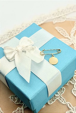 Alfinete em ouro 18k com pingente de nome