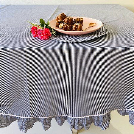 Toalha de mesa redonda com babados azul e branco