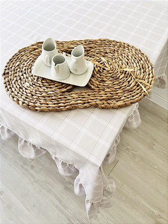 Toalha de mesa com babados