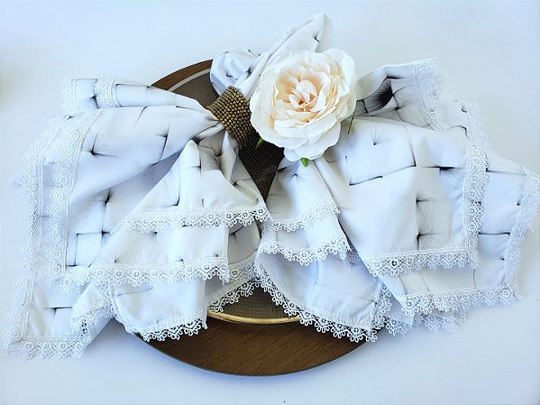 Guardanapo tecido branco e preto.  Guardanapi com renda.jogo guardanapos