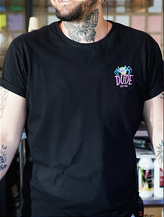 Camiseta O Enigma de Outro Dude - Dude Coffee