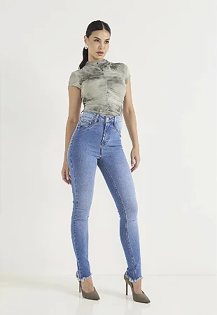Calça Jeans Feminina Skinny Hot Pants Tradicional com Barra Desfiada