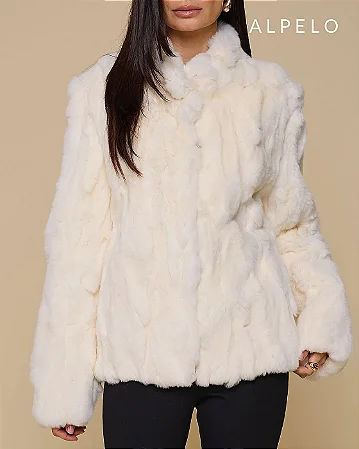 Casaco de Pele Natural com Fechamento em grampos