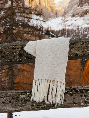 Manta com efeito de padronagem geométrica e franjas