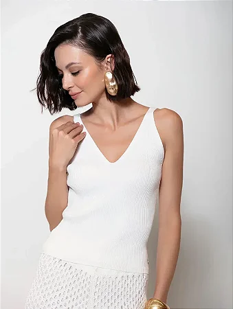 Regata canelada de algodão com decote em “v”