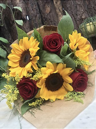 Buquê 3 Girassóis e 3 Rosas Vermelhas Importadas