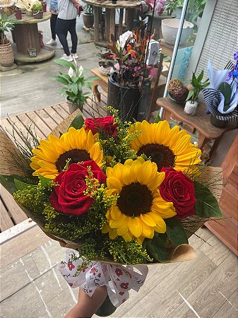 Buquê 3 Girassóis e 3 Rosas Vermelhas Importadas