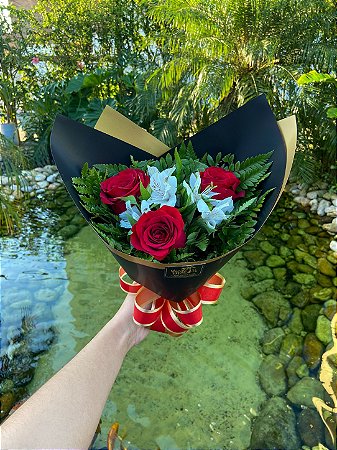 Buquê 3 Rosas Vermelhas Importadas com Alstroemérias