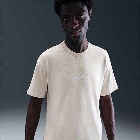 Camiseta Nike  Masculina Loose Fit Sportswear Premium- Creme HQ9238