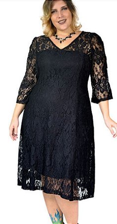 vestido preto de renda plus size