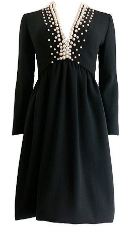 vestido preto com perolas