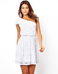 vestido branco de um ombro só