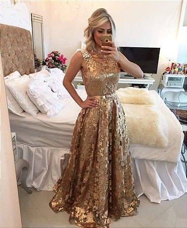 vestido na cor dourado