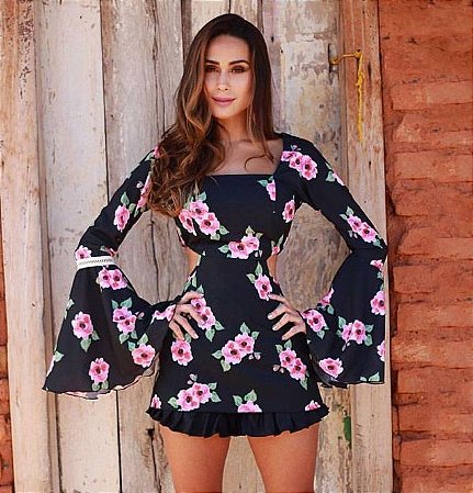 vestido preto com manga flare
